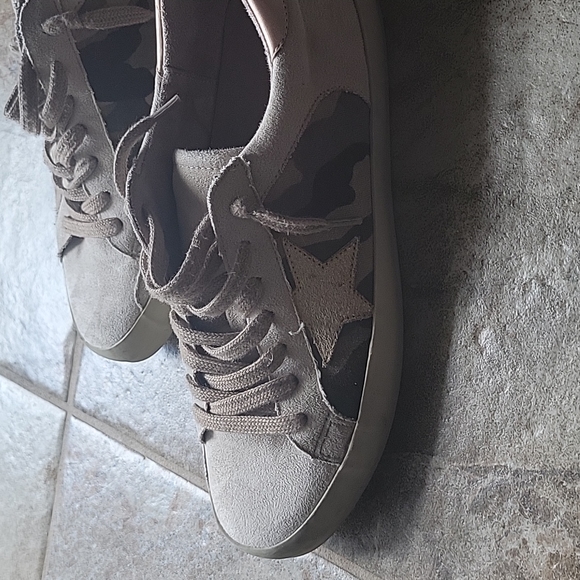 Boutique tennis shoes - Picture 3 of 3